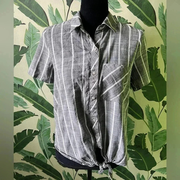 Universal Threads Gray white Striped Short Sleeve Button down Shirt L - Picture 1 of 3